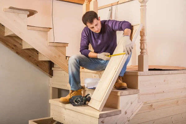 Carpenter is measuring step — Stock Photo, Image