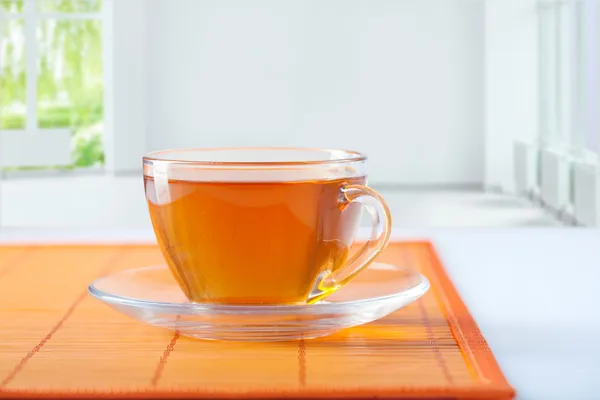 Kopp te på bordet i tomma rum — Stockfoto