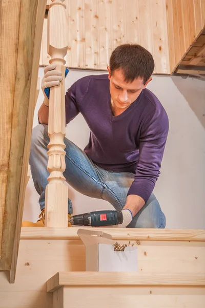 Junge Arbeiter bohren mit Akkubohrmaschine — Stockfoto