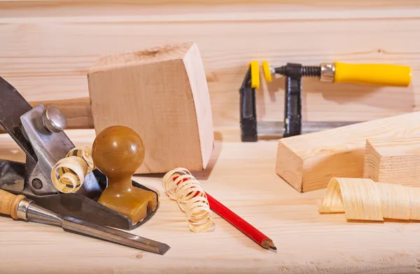 Holzbearbeitungsebene mit anderen Werkzeugen — Stockfoto