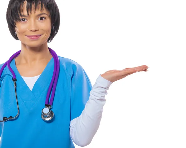 Женщина-врач показывает пустую руку — стоковое фото