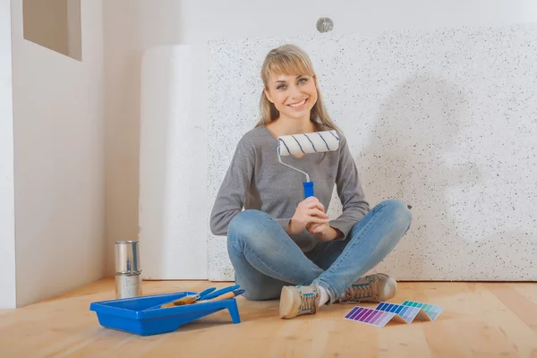 Portrait of smiling female painter — Stock Photo, Image