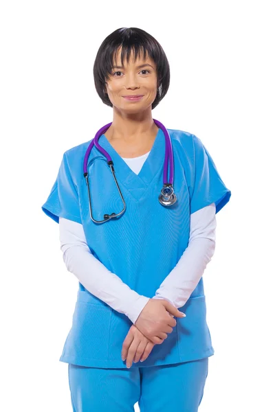 Asiático sorrindo fêmea médico isolado no branco — Fotografia de Stock