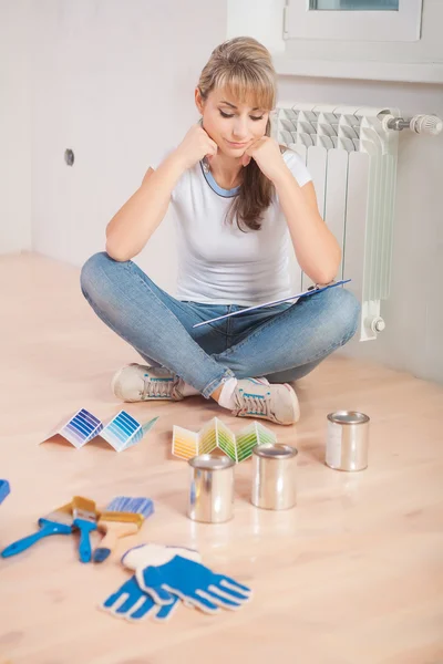 Schöne Frau sitzt auf Holzboden — Stockfoto