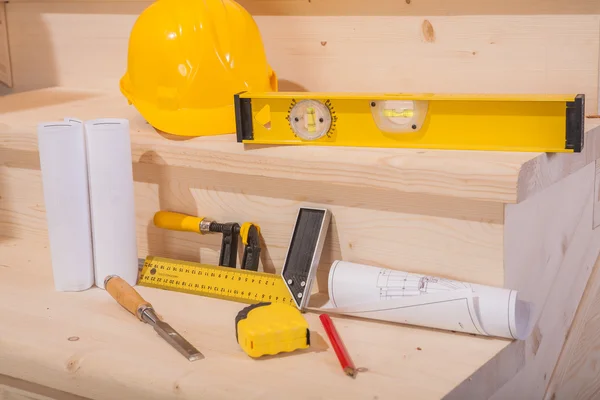 Vista sobre compositionf o herramientas de trabajo en escalera de madera — Foto de Stock