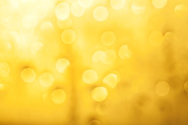 Altın bokeh pencere üstünde su damlaları