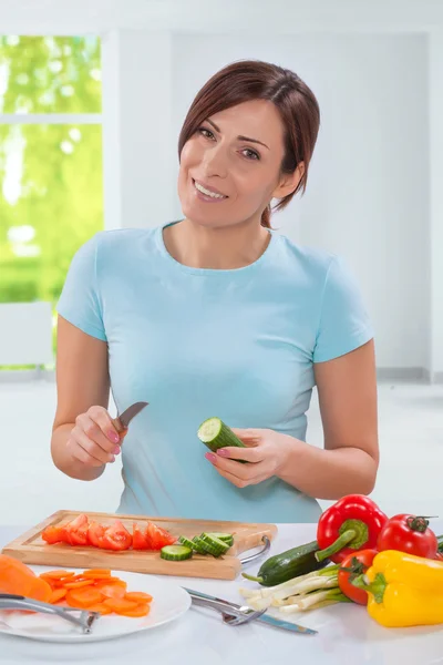 Güzel model holding salatalık — Stok fotoğraf