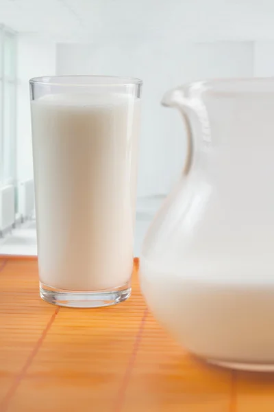 Kannan och glas med mjölk — Stockfoto