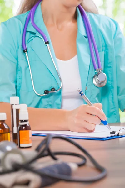 Zicht op het schrijfproces door vrouwelijke arts zeer dichtbij — Stockfoto