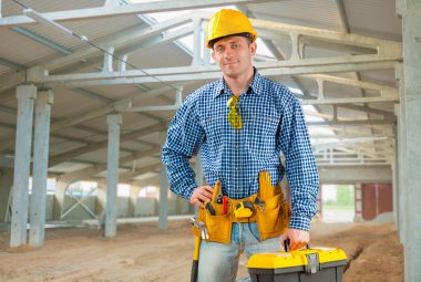 yakışıklı erkek ile çalışan araçlar