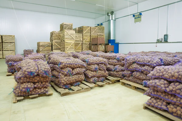 Opslag huis aardappel in zakken en kisten — Stockfoto