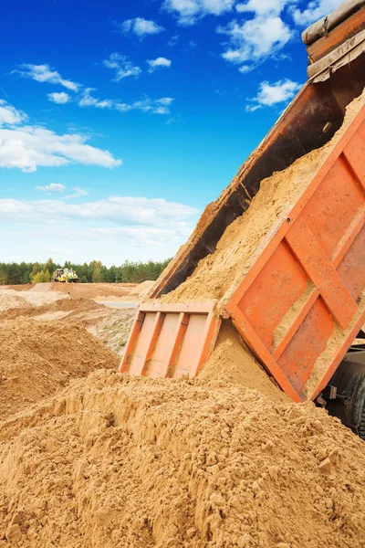 Práce na silnici sklápěcí unloadding písek — Stock fotografie