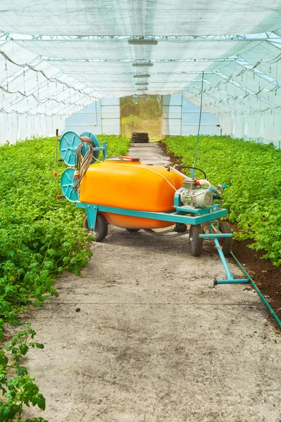 Grote pesticiden sproeien — Stockfoto