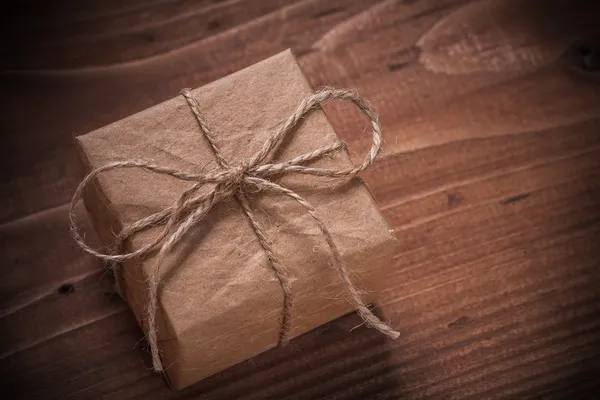 Caja de regalo con arco de cuerda —  Fotos de Stock