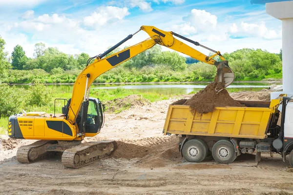 Processen för lastning sand — Stockfoto