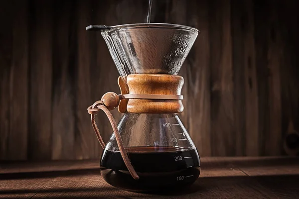 可供选择的方法是制作美味的发泡咖啡 热水倒入玻璃咖啡机 热新鲜煮炒咖啡 闭合视图 — 图库照片