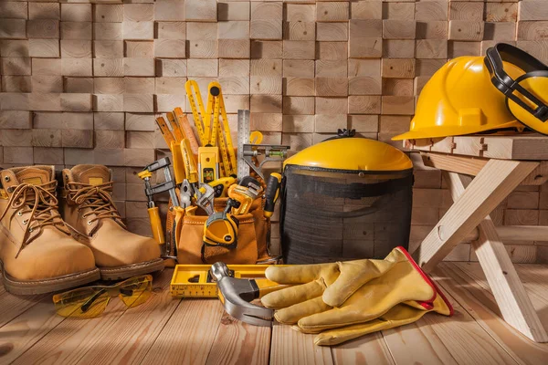 Conjunto Ferramentas Trabalho Carpinteiro Amarelo Canteiro Obras Fundo Pilha Vigas — Fotografia de Stock