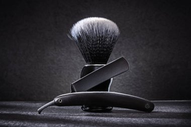 Siyah Düz Ustura ve Koyu Arkaplanda Tıraş Küstahlığı