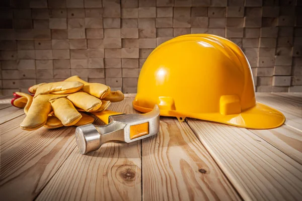Bausicherheitswerkzeuge Und Arbeitskleidung Gelbe Helmkralle Hammer Lederhandschuhe Holzbalken Stapeln Sich — Stockfoto