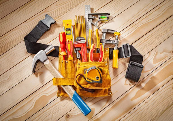 Großes Set Arbeitswerkzeuge Leder Werkzeuggürtel Auf Holzbrettern — Stockfoto