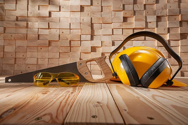 Construction Tischlerei Konzept Gelbe Schutzbrille Helm Und Kopfhörer Klassische Handsäge — Stockfoto