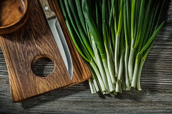 Cebolas Verdes Faca Cozinha Que Corta Placa Madeira — Fotografia de Stock