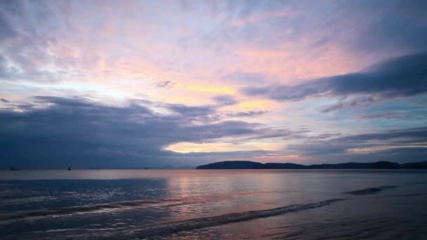 Ciel nocturne au-dessus de l'océan tropical — Video