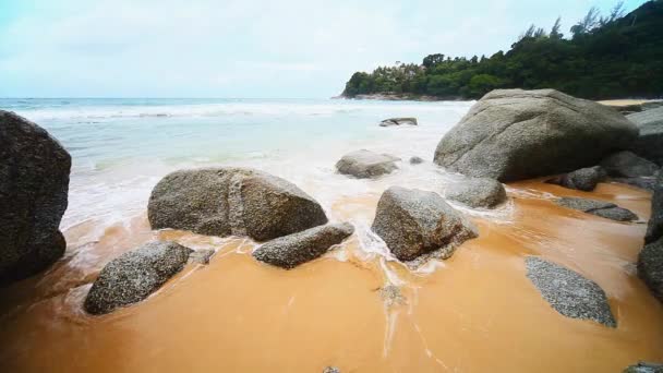 Surf en una playa tropical. Tailandia, Phuket — Vídeo de stock