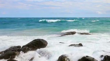 kayaların arasında sörf