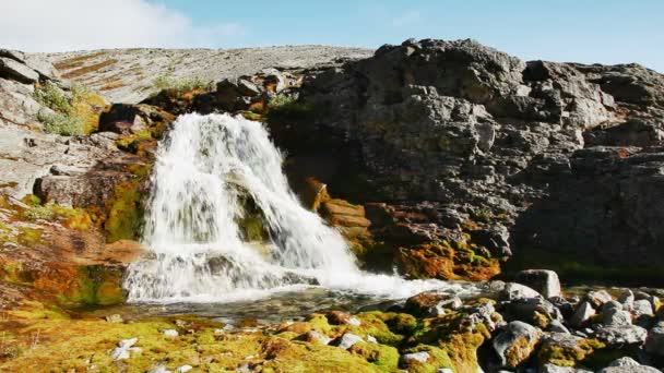 Cascade. Russie, montagnes Khibiny 