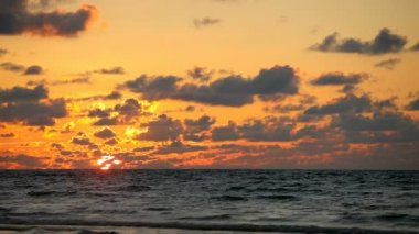 günbatımında çalışan siluetleri ile tropikal okyanus