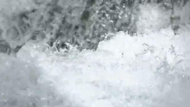 Eau bouillonnante dans une cascade gros plan 