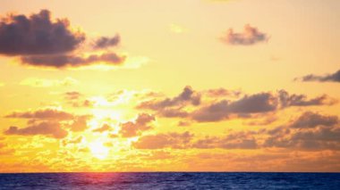 Sunrise - timelapse Bulutların arasından