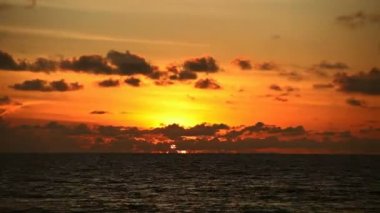 günbatımı okyanus üzerinde