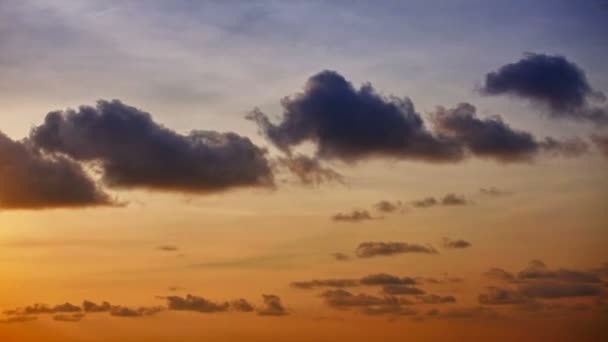 Nubes cúmulos en el cielo nocturno — Vídeo de stock