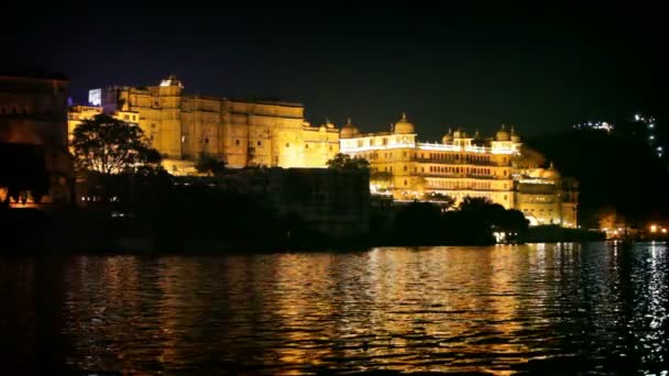 1920x1080 - Городской дворец ночью. Индия, Раджастхан, Удайпур . — стоковое видео
