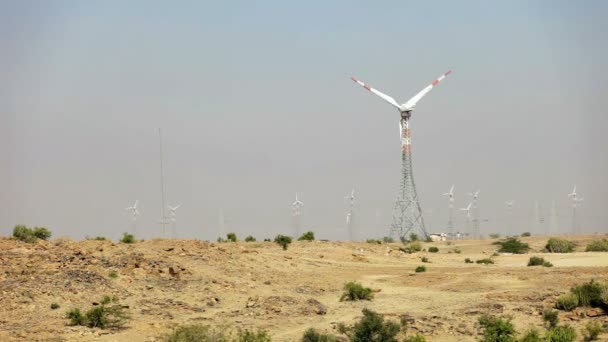 1920 x 1080 video - moderne wind elektrische centrales op woestijn. — Stockvideo