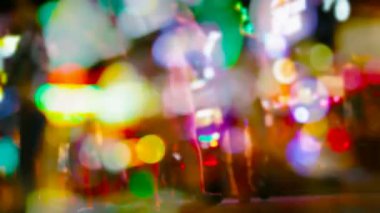 1920 x 1080 video - soyut bulanık hareket - kalabalık gece sokaklarda