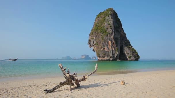 Τροπική παραλία με ξύλινο καραβάκι. Railay, Ταϊλάνδη. — Αρχείο Βίντεο