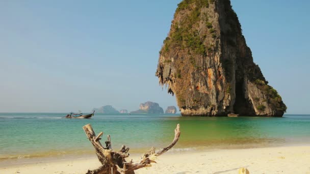 Видео - Тропический пляж с деревянной лодкой. Рейлай, Обиби, Таиланд — стоковое видео