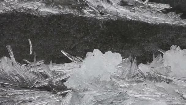 1920 x 1080 ビデオ - 春川の氷の漂流をフローティング — ストック動画
