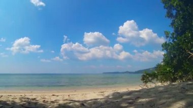 küçük, vahşi bir plaj. Tayland phuket