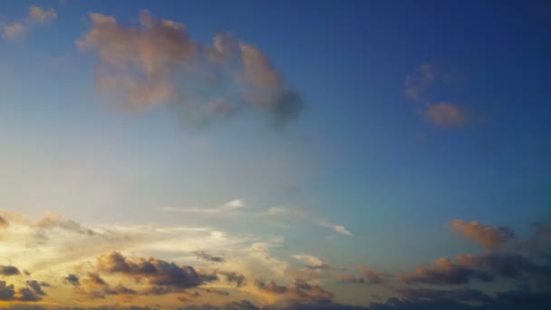 1920x1080 วิดีโอ - หมดเวลาของเมฆเหนือท้องฟ้าสีฟ้าเมื่อพระอาทิตย์ตกดิน — วีดีโอสต็อก