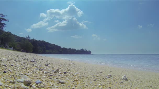 1920x1080 video - Calma pequeñas olas en la playa limpia — Vídeo de stock