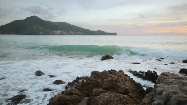 Ruwe zee en rotsachtige kust — Stockvideo