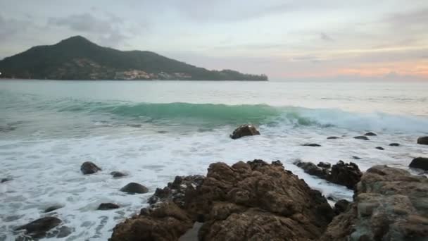 Mare mosso e costa rocciosa — Video Stock