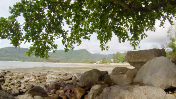 Video 1920x1080 - Costa del Mar de Andamán. Rocas y árboles — Vídeo de stock