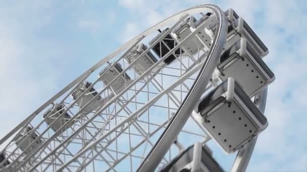 Vidéo 1920x1080 - Ferris roue gros plan sur fond de ciel — Video