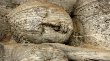 Antik yalancı Buda heykeli kayadan oyulmuş