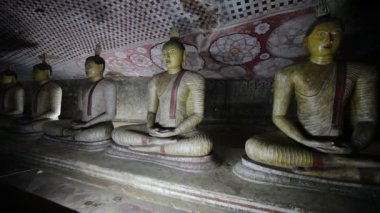 Buda heykelleri eski mağara tapınağın satırı. Sri lanka, dambulla
